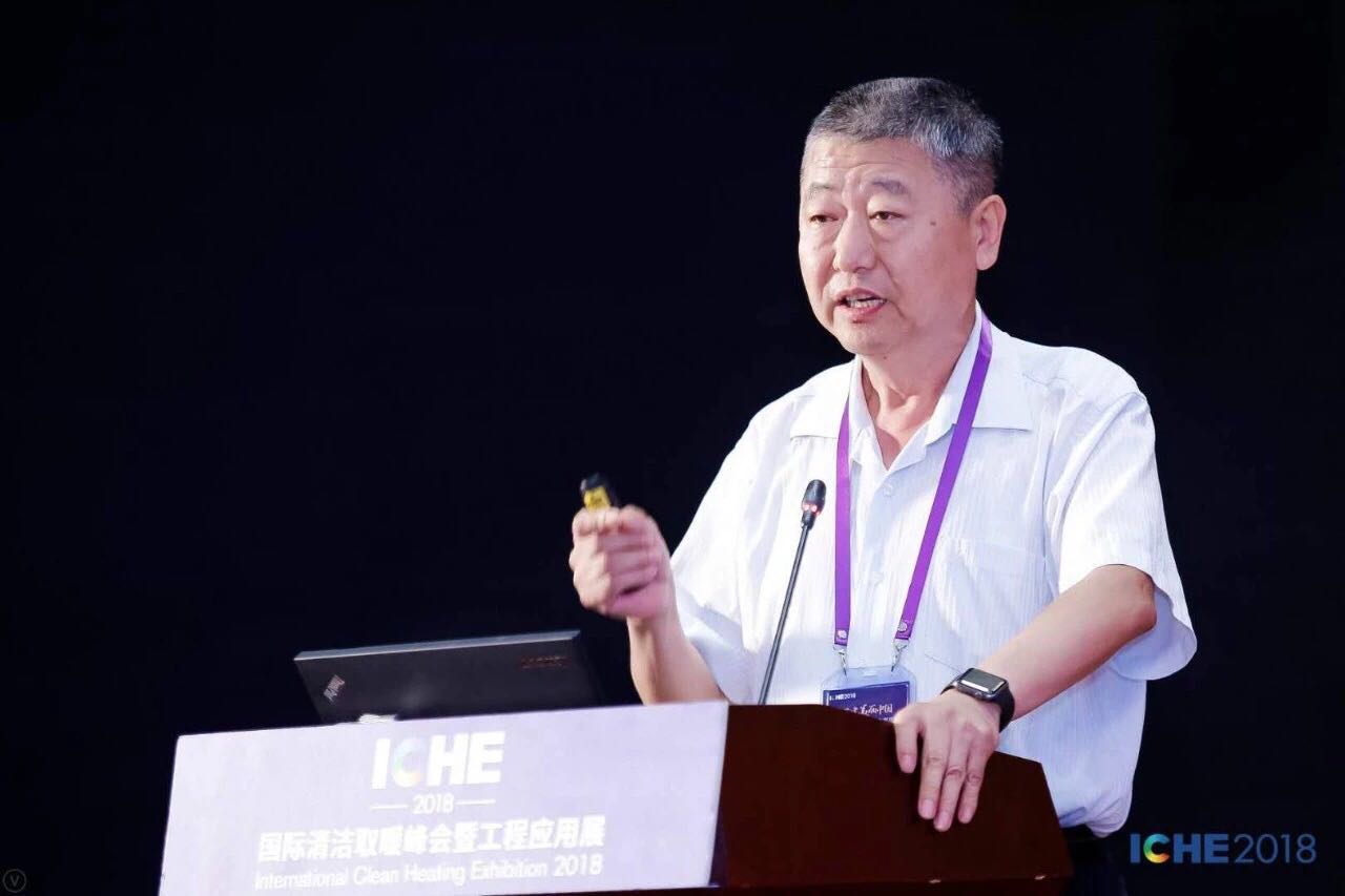  ▲中国工程院院士、国家能源专家咨询委员会委员、清华大学建筑节能研究中心主任江亿 　　清洁取暖事关民生福祉、绿色发展，是能源生产和消费革命、农村生活方式革命的重要内容。在中国工程院院士、国家能源专家咨询委员会委员、清华大学建筑节能研究中心主任江亿看来，“革命”必然伴随着技术、经济、机制体制等多方面困难，由化石能源转向可再生能源及核能是重要的路径所在