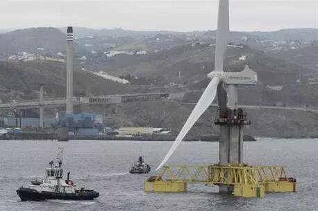  　　西班牙基建公司Esteyco的Elican項目由1臺5MW Siemens Gamesa風(fēng)電機組和一套3段塔架組成，該塔架由3個同心且相對滑動的塔架組成（類似望遠鏡結(jié)構(gòu)），并安裝在重力基礎(chǔ)上。

　　該機組的塔架和基礎(chǔ)都由混凝土制成，整套風(fēng)電機組可以在岸上完成組裝，然后通過拖船拖曳到海上項目施工現(xiàn)場