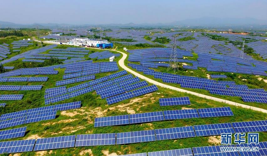 　　日前，河北省邢臺市臨城縣土寨村20兆瓦光伏扶貧電站并網(wǎng)發(fā)電，將為當?shù)?67戶貧困戶帶來每年每戶約3000元的收入?！　∵@是臨城縣土寨村20兆瓦光伏扶貧電站(8月26日無人機拍攝)