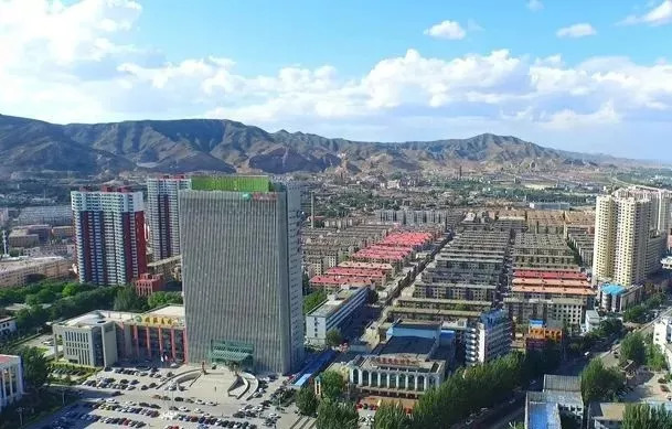 原標(biāo)題：同煤集團(tuán) 入圍中國煤炭企業(yè)50強(qiáng)前10 煤炭產(chǎn)量排名第6             來源：西本新干線 2018中國煤炭企業(yè)50強(qiáng)和煤炭產(chǎn)量50強(qiáng)名單 摘要：中國煤炭工業(yè)協(xié)會參照國際通行做法，通過企業(yè)自主申報與中煤協(xié)會統(tǒng)計指標(biāo)數(shù)據(jù)相結(jié)合的方式，以企業(yè)2017年度營業(yè)收入為標(biāo)準(zhǔn)，排出2018中國煤炭企業(yè)50強(qiáng)，以企業(yè)2017年度煤炭產(chǎn)量為標(biāo)準(zhǔn)，排出煤炭產(chǎn)量50強(qiáng) 中國煤炭工業(yè)協(xié)會參照國際通行做法，通過企業(yè)自主申報與中煤協(xié)會統(tǒng)計指標(biāo)數(shù)據(jù)相結(jié)合的方式，以企業(yè)2017年度營業(yè)收入為標(biāo)準(zhǔn)，排出2018中國煤炭企