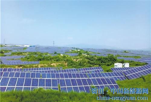                                                                                                                                                                     
	　　8月27日，工作人員在河北省臨城縣土寨村20兆瓦光伏扶貧電站巡檢。王永周攝

	　　近年來，國家級貧困縣臨城縣依托荒山荒地多的優(yōu)勢，采用“政府+企業(yè)+貧困戶&rd