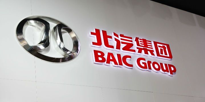 原標(biāo)題：SST前鋒擬更名 北汽新能源資產(chǎn)已注入             （圖片來源：全景視覺） 經(jīng)濟(jì)觀察網(wǎng) 記者 劉曉林中國新能源汽車第一股——北汽新能源的上市正式進(jìn)入倒計(jì)時(shí)階段。8月28日，SST前鋒（600733）發(fā)布更名公告，稱證券簡稱擬變更為“S藍(lán)谷”（藍(lán)谷為北汽新能源總部），由于北汽新能源全部股權(quán)已注入上市公司，上市公司盈利水平及可持續(xù)發(fā)展能力均得到了根本改變，因此，SST前鋒在申請更名的同時(shí)也提出了撤銷“ST”風(fēng)險(xiǎn)警示的申請
