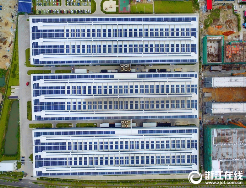　　8月27日，航拍鏡頭下，臺(tái)州富嶺塑膠有限公司的廠房屋頂光伏發(fā)電電池板就像3架碩大的鋼琴，令人震憾。臺(tái)州富嶺塑膠有限公司去年投資1989萬(wàn)元，在廠房屋頂建設(shè)了面積55808平方米、發(fā)電量4000千瓦的光伏發(fā)電項(xiàng)目，今年元旦并網(wǎng)發(fā)電，運(yùn)行半年來(lái)，企業(yè)節(jié)約用電成本228萬(wàn)元