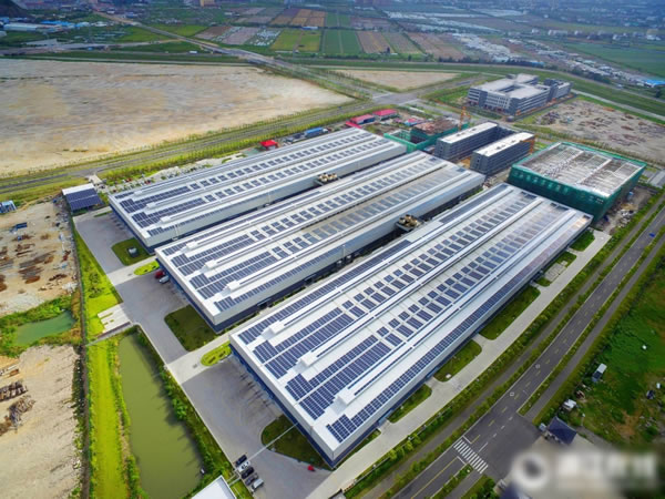                                         
	

	

	

	　　8月27日，航拍鏡頭下，臺州富嶺塑膠有限公司的廠房屋頂光伏發(fā)電電池板就像3架碩大的鋼琴，令人震憾。臺州富嶺塑膠有限公司去年投資1989萬元，在廠房屋頂建設(shè)了面積55808平方米、發(fā)電量4000千瓦的光伏發(fā)電項(xiàng)目，今年元旦并網(wǎng)發(fā)電，運(yùn)行半年來，企業(yè)節(jié)約用電成本228萬元