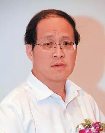 

　　當前中國經(jīng)濟運行中的失衡，主要有三類：一是房地產(chǎn)與實體經(jīng)濟之間的失衡。表現(xiàn)為資源進入房地產(chǎn)領域過多，不愿意進入實體經(jīng)濟領域