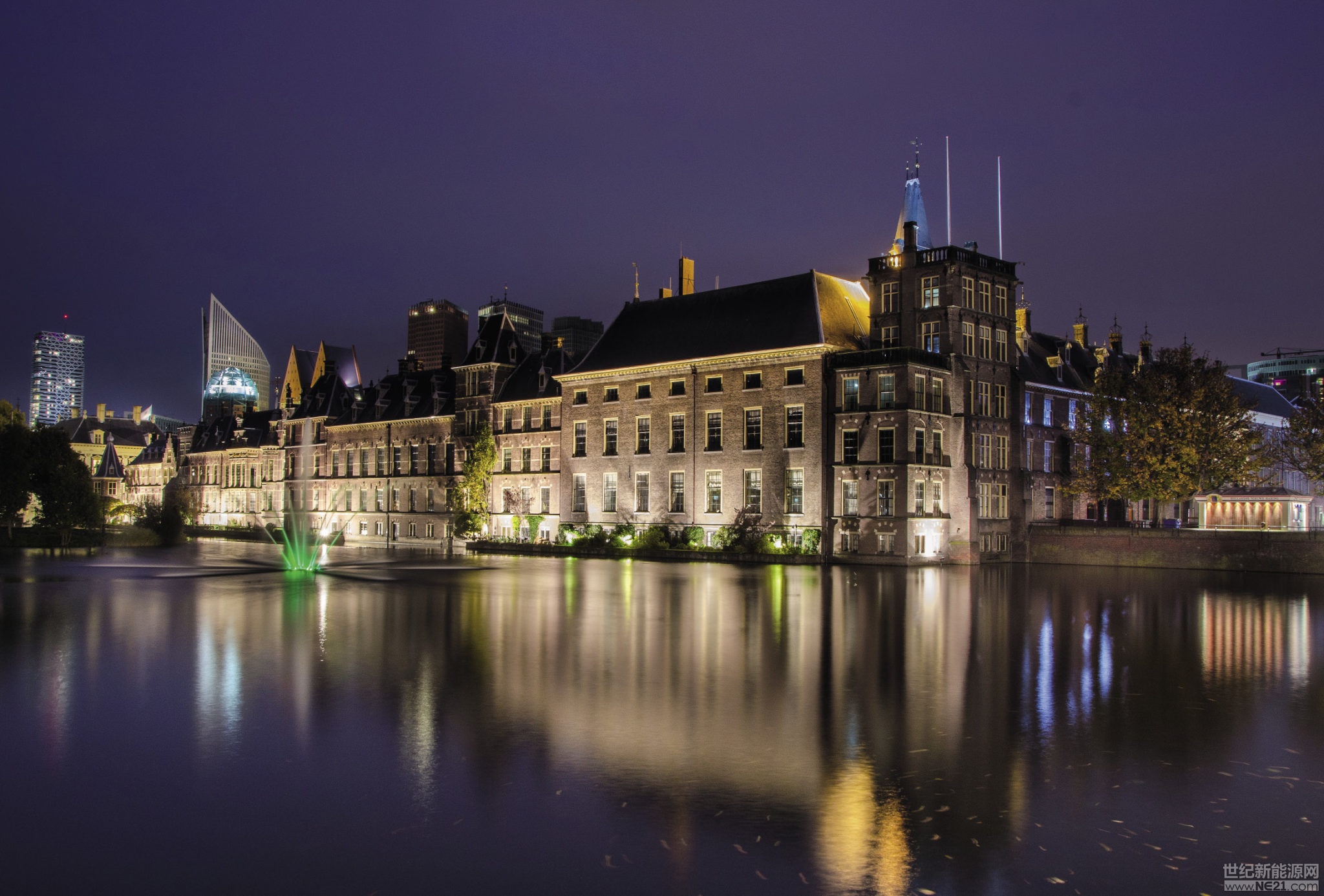 

位于海牙的Binnenhof Complex，荷蘭的議院和總理府也都設在海牙。

圖片: Rudy and Peter Skitterians

在歐盟可再生能源生產(chǎn)領域排名第二的荷蘭提交了該國氣候協(xié)定的第一稿