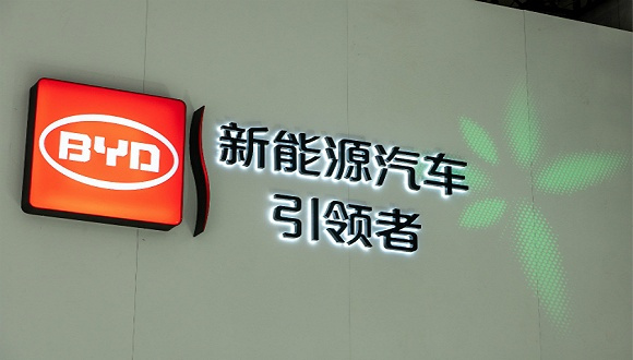 原標(biāo)題：比亞迪上半年扣非后凈利虧損6.73億 負(fù)債也了                                     圖片來(lái)源：視覺(jué)中國(guó)　　除了深陷廣告門(mén)，如今比亞迪（002594.SZ）業(yè)績(jī)還出現(xiàn)大幅下滑。 最新出爐的半年報(bào)數(shù)據(jù)顯示，比亞迪上半年實(shí)現(xiàn)營(yíng)收541.51億元，同比增20.23%，凈利潤(rùn)4.79億元，同比降72.19%，扣非后虧損6.73億元，去年同期盈利11億元