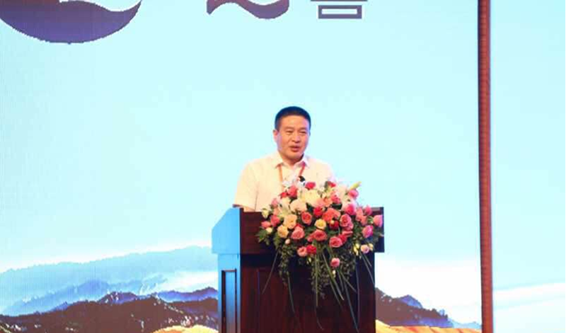                        8月28日，內(nèi)蒙古阿拉善盟2018招商引資項目秋季集中簽約儀式在巴彥浩特舉行。上海電氣股份有限公司副總裁、風(fēng)電集團總裁金孝龍代表上海電氣與阿拉善盟左旗政府簽訂風(fēng)電投資合作框架協(xié)議