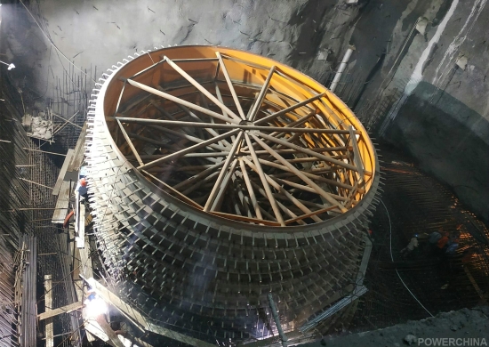 　　8月28日，中國電建水電七局承擔(dān)安裝任務(wù)的白鶴灘水電站首臺機(jī)組（8號）尾水肘管安裝完成，驗(yàn)收合格率100%且所有指標(biāo)均達(dá)到白鶴灘尾水肘管安裝精品機(jī)組要求。　　白鶴灘是世界上首個單臺機(jī)組百萬級的水電站，地下廠房左岸與右岸分別有8臺發(fā)電機(jī)組，裝機(jī)容量1600萬千瓦；左岸單臺套尾水肘管分為14節(jié)，8臺套肘管共計112節(jié)