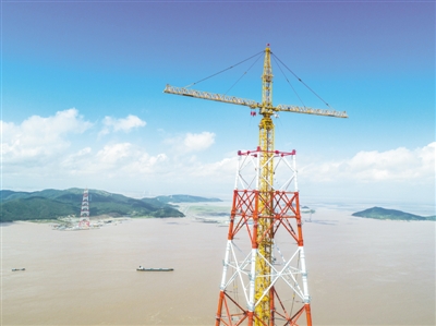 




　　空中俯瞰施工中的舟山冊子島輸電鐵塔，目前鐵塔高度已經(jīng)達(dá)到320米（8月28日無人機(jī)拍攝）。新華社記者 徐昱攝 
　　當(dāng)日，在浙江舟山500千伏聯(lián)網(wǎng)輸變電工程西堠門大跨越施工現(xiàn)場，施工人員完成冊子島380米輸電鐵塔第6段塔材吊裝作業(yè)，鐵塔目前整體高度為320米，整體工程進(jìn)入施工沖刺階段