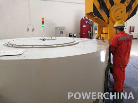 　　8月28日，老撾南塔河1號水電站2號機組一次性啟動成功，過速試驗順利完成?！　‘斕煜挛?，老撾南塔河1號水電站2號機組一次性啟動成功（轉(zhuǎn)速100%），瓦溫穩(wěn)定后， 19時16分，機組過速試驗完成（額定轉(zhuǎn)速155%機械過速動作，最高轉(zhuǎn)速達到額定轉(zhuǎn)速158%）