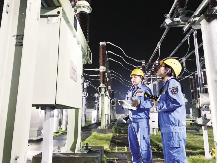 
　　廣東電網(wǎng)陽江供電局供電人員連夜開展防風防汛巡視。　蔡孟橋 攝

　　連日來，廣東省多地遭遇強降雨