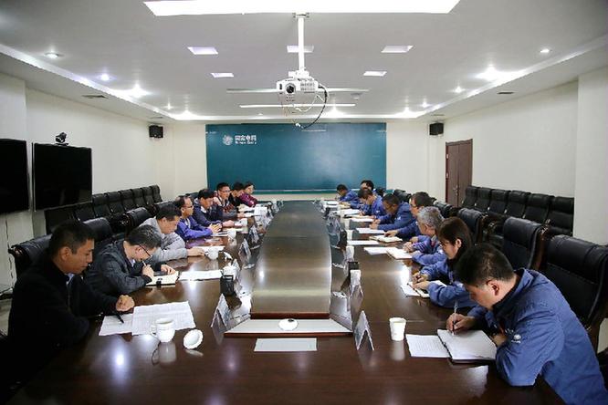 為進一步加強農村電網(wǎng)改造落實情況及電力普遍服務監(jiān)管，切實改善青海省藏區(qū)農牧民用電體驗，有效促進邊遠地區(qū)經(jīng)濟社會發(fā)展，近日，西北能源監(jiān)管局主要負責人帶隊赴青海省藏區(qū)開展農村電網(wǎng)改造及電力普遍服務情況監(jiān)管調研。行業(yè)監(jiān)管處、稽查處、青海業(yè)務辦相關同志參加調研