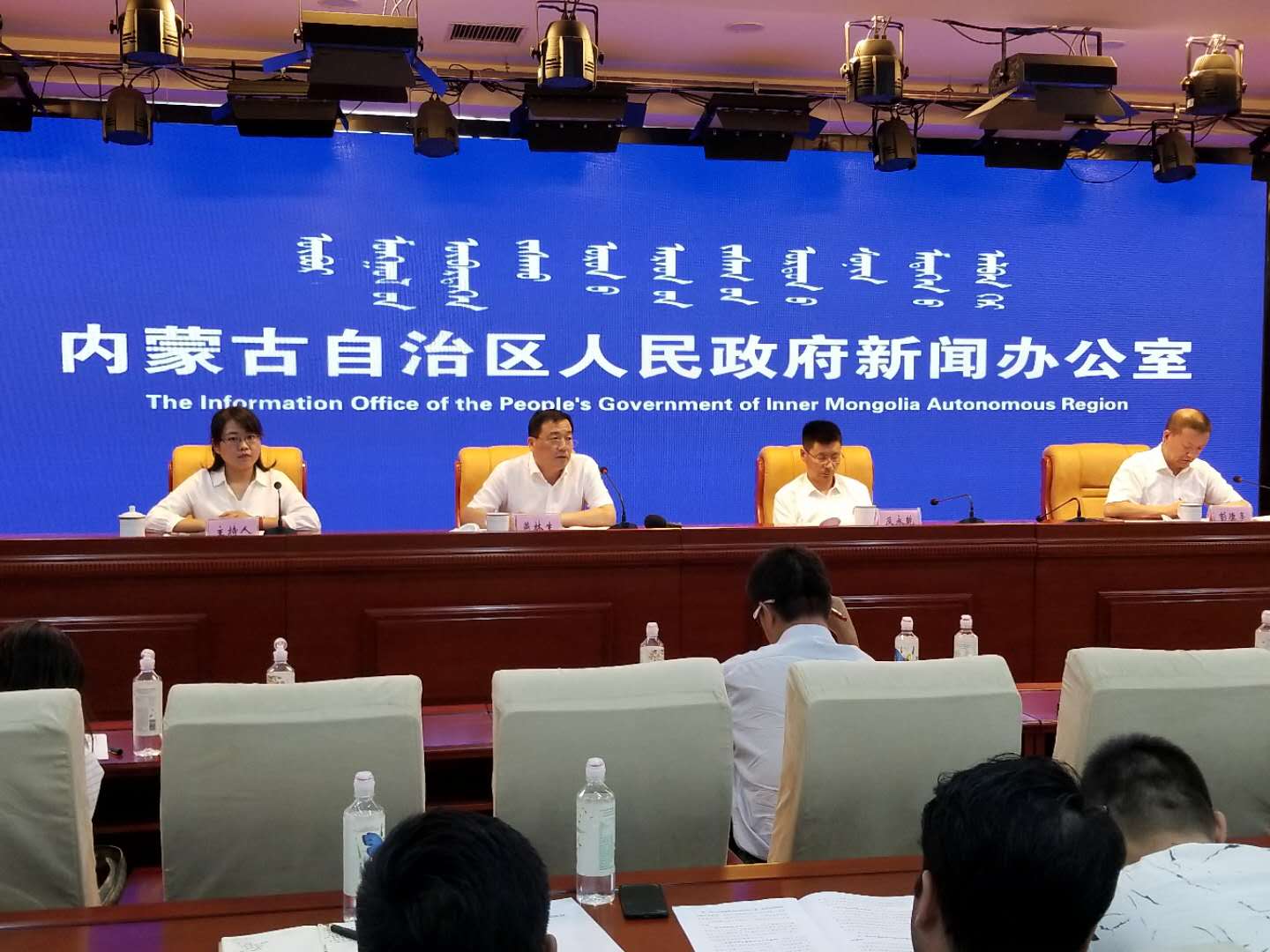 　　內(nèi)蒙古電力公司2018“半年報(bào)”亮點(diǎn)紛呈　　——內(nèi)蒙古電力公司黨委宣傳部長(zhǎng)燕林生答記者問　　　　8月29日，內(nèi)蒙古自治區(qū)國(guó)資委在自治區(qū)新聞辦召開發(fā)布會(huì)，通報(bào)2018年上半年自治區(qū)國(guó)企國(guó)資改革發(fā)展情況。國(guó)資委副主任及永乾介紹了上半年全區(qū)國(guó)企國(guó)資改革發(fā)展情況