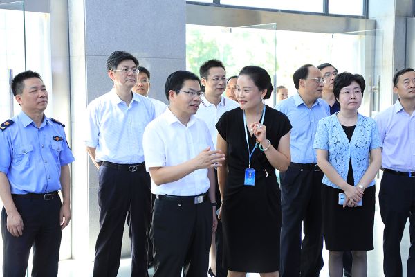 
	
                    
	8月31日，宜興市政協(xié)主席梅中華，副主席莫克明、洪雅、芮俊燕、錢偉興、溫秀芳及秘書長閔曲成等領(lǐng)導(dǎo)蒞臨遠(yuǎn)東調(diào)研指導(dǎo)，宜興市副市長周斌、宜興市高塍鎮(zhèn)黨委書記楊杰等陪同視察。

	投資人，遠(yuǎn)東控股集團董事局副主席、黨委常務(wù)副書記、首席執(zhí)行官張希蘭，投資人、黨委宣傳委員、遠(yuǎn)東智慧能源股份有限公司（簡稱：智慧能源股票代碼：600869）董事、首席運營官兼遠(yuǎn)東電纜產(chǎn)業(yè)董事、執(zhí)行總經(jīng)理陳靜，投資人、黨委統(tǒng)戰(zhàn)委員、電纜產(chǎn)業(yè)董事、副總經(jīng)理兼遠(yuǎn)東電纜資深副總經(jīng)理朱長彪，投資人
