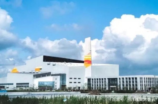 　　8月28日，從三門峽市發(fā)改委獲悉，法電(靈寶)熱電有限公司1×35MW生物質(zhì)熱電聯(lián)產(chǎn)項目通過三門峽市發(fā)改委核準。該項目的核準將滿足靈寶市城區(qū)居民供熱需求，是一項優(yōu)化能源結(jié)構(gòu)、改善城市環(huán)境、打造碧水藍天的民生工程