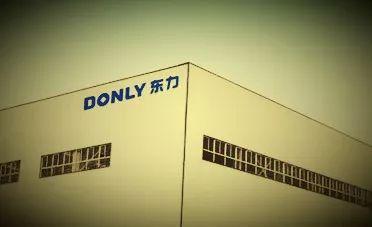 
	
                    
	【電纜網(wǎng)訊】近日，寧波東力發(fā)布公告稱，公司子公司深圳市年富供應(yīng)鏈有限公司(以下簡稱“年富供應(yīng)鏈”)相關(guān)人士涉嫌在與公司簽訂并履行購買資產(chǎn)協(xié)議和業(yè)績補(bǔ)償協(xié)議的過程中，隱瞞年富供應(yīng)鏈實(shí)際經(jīng)營情況，財(cái)務(wù)不真實(shí)；公司于6月29日收到寧波市公安局《立案告知書》，公司被合同詐騙一案，符合刑事立案標(biāo)準(zhǔn)，對(duì)該案立案?jìng)刹?，相關(guān)人士已被采取相關(guān)強(qiáng)制措施。受此影響，寧波東力今年上半年報(bào)虧31億元，同時(shí)，公司股價(jià)也是一跌再跌，截至8月31日，公司股價(jià)最低達(dá)