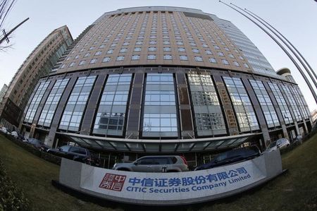 原標(biāo)題：媒體：中信集團正就收購中國華信捷克資產(chǎn)進行洽談 價值67億元人民幣             英為財情Investing.com -據(jù)南華早報報道，香港上市公司中信股份(HK:0267)母公司中信集團目前正與中國華信能源有限公司就收購后者在捷克的豪華酒店、足球俱樂部、啤酒廠和廣播公司進行洽談，總價67億元人民幣。 報道援引兩名知情人士消息稱，該價格比5月份15億歐元的估值折價44%