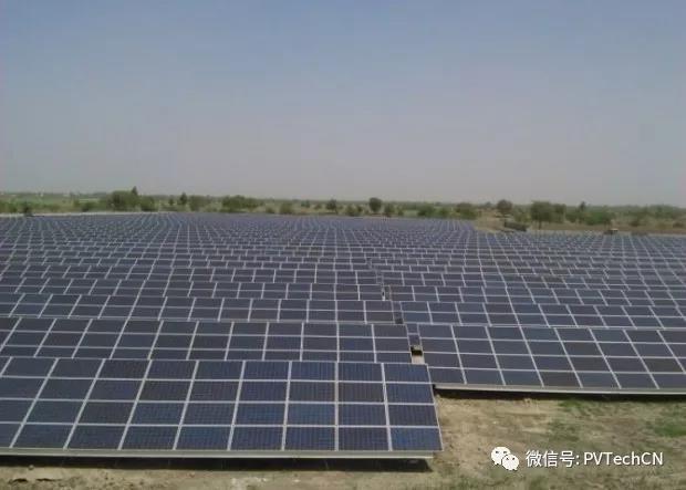原標(biāo)題：0.022美元！印度屋頂太陽能項(xiàng)目投標(biāo)價(jià)創(chuàng)記錄新低            印度中央邦Urja Vikas Nigam Limited公司35MW屋頂太陽能項(xiàng)目拍賣的投標(biāo)價(jià)低至1.58印度盧比/ kWh(合0.022美元)，但電價(jià)包括了自動(dòng)扶梯的價(jià)格并且獲得了大量補(bǔ)貼。  圖片來源：印度太陽能公司 屋頂太陽能項(xiàng)目采用的是印度可再生能源服務(wù)公司模式