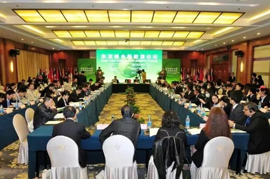 　　東亞峰會(huì)新能源論壇、中國(guó)-東盟新能源論壇近日同時(shí)在昆明開幕，東亞峰會(huì)各國(guó)和東盟國(guó)家表達(dá)了加速推進(jìn)新能源多邊雙邊國(guó)際合作機(jī)制不斷完善，共建綠色、互聯(lián)、普惠、多元區(qū)域新能源格局的共同愿望?！　碜灾袊?guó)、越南、老撾、柬埔寨、緬甸、泰國(guó)、印度尼西亞、美國(guó)、澳大利亞、尼泊爾等國(guó)家和國(guó)際組織的代表參會(huì)