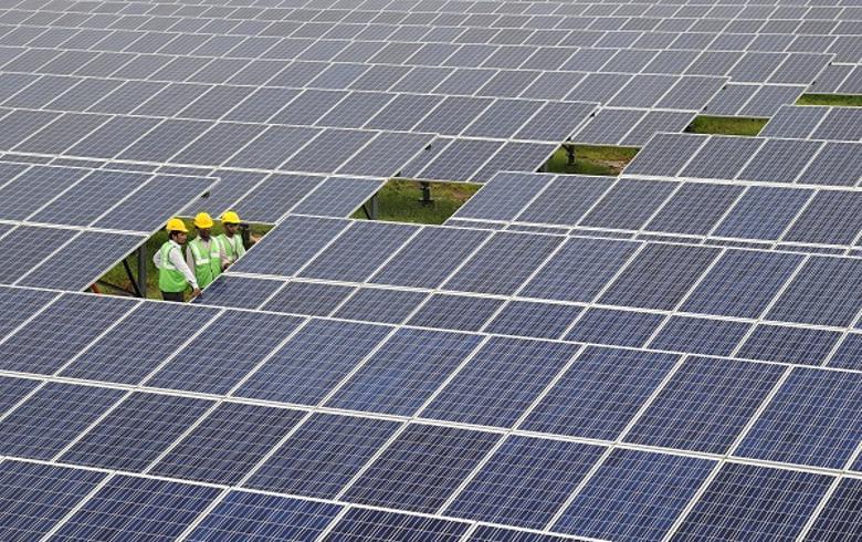 原標題：印度2018年光伏裝機或降至8.3GW            清潔能源研究機構(gòu)MercomIndia Research表示，印度太陽能產(chǎn)業(yè)第二季度產(chǎn)能增加顯著下降，預(yù)計2018年全年光伏裝機容量下降至8.3吉瓦。  預(yù)測下降的原因是電價下降至每千瓦時2.44盧比以及印度對進口自中國和馬來西亞的太陽能設(shè)備征收保障稅導(dǎo)致國內(nèi)招標計劃放緩