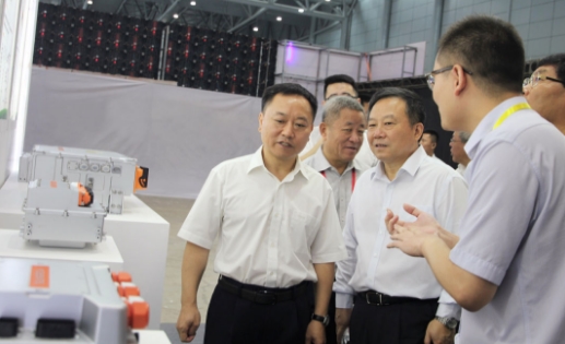 　　8月31日-9月2日，2018第七屆(合肥)國際新能源與節(jié)能汽車展覽會在濱湖會展中心順利舉行，陽光電源攜EC、EE系列電機(jī)控制器精彩亮相。展會期間，安徽省委副書記、省長李國英在省委常委、合肥市委書記宋國權(quán)，副省長何樹山，合肥市委副書記、市長凌云等陪同下，視察了陽光電源展臺