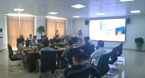 原標題：高新區(qū)管委會領導蒞臨艾瑞清潔能源考察調(diào)研            8月12日，安徽省能源局副局長曹越方，合肥市政協(xié)科教文衛(wèi)委主任王節(jié)，高新區(qū)管委會副主任劉登銀，中山大學環(huán)境科學與工程學院袁劍剛教授一行，蒞臨安徽艾瑞清潔能源有限公司，進行實地考察調(diào)研。   艾瑞清潔能源董事長謝小芬向曹局長和管委會領導一行詳細介紹了公司發(fā)展歷程和前景規(guī)劃，重點介紹了多媒體智能運維平臺