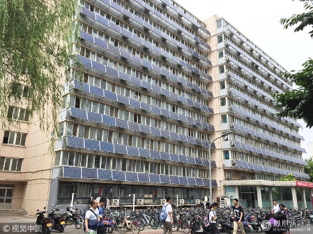 　　2018年6月9日，北京交通大學一男生宿舍樓外墻“爬滿”太陽能板。圖片作者：姜志發(fā)/視覺中國　　外墻分布式光伏+儲能緩解用電超負荷，不僅可以改善和美化建筑外觀，同時還能發(fā)電，并起到很好的科普宣傳效果