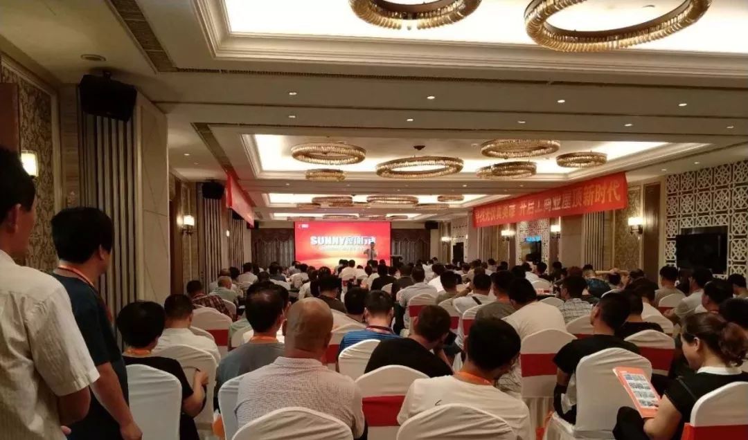 原標題：光伏真英雄齊聚山東，桑尼工商業(yè)模式新獲48家合伙人加入            “531光伏新政”一個多月以來，整個光伏行業(yè)從原本的轟轟烈烈到如今的不動聲響，很多企業(yè)原本醞釀的大動作紛紛擱淺。尋找、突破屬于光伏人的新方向，7月17日桑尼來了，在泉城濟南最炎熱的三伏天，為光伏市場帶來陣陣清涼，也為轉(zhuǎn)戰(zhàn)中的光伏人鼓足了勇氣，堅定了信心