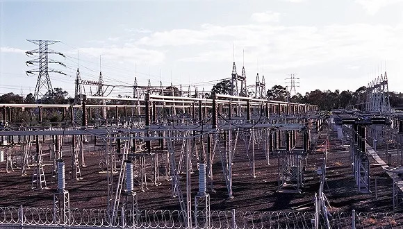 原標(biāo)題：中國進(jìn)行電力交易機(jī)構(gòu)股份制改造 非電網(wǎng)系股比不低于兩成            目前，北京電力交易中心及其他24個(gè)省級電力交易中心仍為電網(wǎng)企業(yè)全資子公司。  為確保電力交易平臺的獨(dú)立性，中國政府再推新規(guī)，明確要推進(jìn)電力交易機(jī)構(gòu)的股份制改造