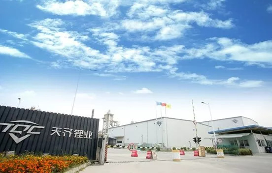 原標(biāo)題：【價(jià)值判斷】天齊鋰業(yè)的天際線與風(fēng)險(xiǎn)點(diǎn)             基本情況 天齊鋰業(yè)(SZ:002466)主營業(yè)務(wù)是鋰產(chǎn)品的生產(chǎn)銷售，該公司是全球?yàn)閿?shù)不多的上游鋰礦開采、中游鋰精礦加工及鋰化工產(chǎn)品生產(chǎn)一條龍的公司。 按照營業(yè)收入，公司排在美國雅寶(NYSE:ALB)之后，是世界第二大、亞洲最大的鋰生產(chǎn)商