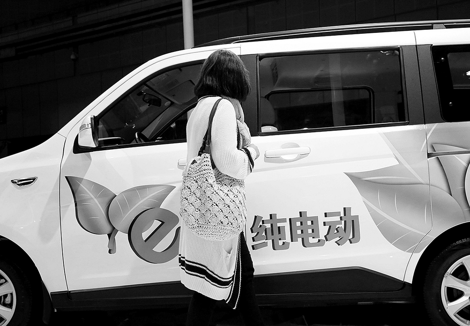 　　面對國內(nèi)新能源汽車產(chǎn)業(yè)散亂的問題，工信部開始清理企業(yè)的生產(chǎn)資質(zhì)。日前，工業(yè)和信息化部裝備工業(yè)發(fā)展中心發(fā)布了《關(guān)于對擬上報(bào)〈特別公示新能源汽車生產(chǎn)企業(yè)(第1批)〉企業(yè)清單進(jìn)行公示的通知》(以下簡稱《通知》)，擬將停止生產(chǎn)新能源汽車產(chǎn)品12個月及以上的30家企業(yè)名單上報(bào)工信部