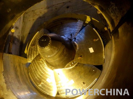　　9月4日下午，由中國水電八局承建的柬埔寨桑河二級水電站最后一臺(tái)機(jī)組(8#機(jī)組)轉(zhuǎn)輪安裝完成，為機(jī)組全面投產(chǎn)發(fā)電奠定了基礎(chǔ)。 　　轉(zhuǎn)輪由轉(zhuǎn)輪中心體和槳葉組裝而成，是水輪發(fā)電機(jī)組重要過流部件之一，也是水輪發(fā)電機(jī)組做功的重要部件