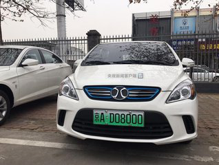 原標題：新能源車未來能取代燃油車嗎？新能源車vs傳統(tǒng)汽車            眾多車主表示：只關心哪個更省錢：貼政策降溫消費者繼續(xù)觀望，新能源還有價格優(yōu)勢嗎？  在新能源車剛開始進入市場那會兒，有關部門推出的大規(guī)模補貼政策吸引了第一批消費者。但是隨著今年6月12日新能源汽車補貼新政正式實施，補貼力度開始大幅度減弱，續(xù)航里程150公里以下車型的補貼更是完全取消