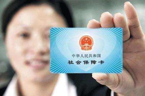 原標題：2018社保改革工傷保險新政策，未來農(nóng)民工納入保障享受權(quán)待！            以前大多數(shù)農(nóng)民工都是沒有參加工傷保險，發(fā)生事故后人身損害都無法得到有效處理，很多農(nóng)民工也因此問題沒有得到合理賠償。畢竟農(nóng)民工朋友在外打拼賺得都是血汗錢，特別是參與高危建筑行業(yè)的農(nóng)民工更如此，農(nóng)民工朋友其實最怕的就是發(fā)生工傷意外