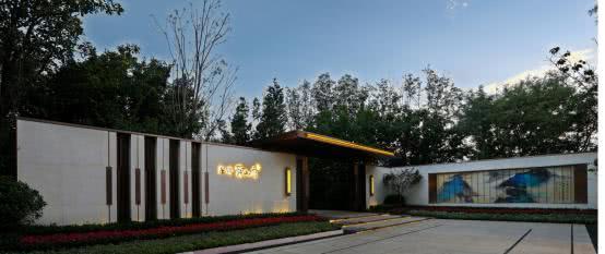 原標題：舜山府 都市桃源之上的國韻芳華            困住了現(xiàn)代城市人的生活之謎 “所有的事物都是一個大謎團”，說這話的人是愛默生，而對這話體會最深的，是現(xiàn)代城市人。穿越大山大河，奔涌到城市，卻又渴望在城市繁華處尋覓一處都市桃源，這就是困住城市人的生活之謎
