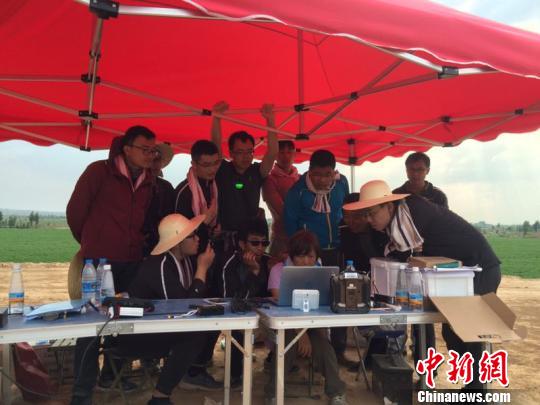 　　太陽能無人機“魅影6”，將太陽能、無人機、無線路由器三個社會熱點相結合，采用太陽能為自供給能源，太陽能無人機為持久留空平臺，與Wi-Fi技術相結合，構建空中基站，通過單機或者多機基站進行區(qū)域覆蓋，形成靈活的移動互聯(lián)網(wǎng)空中寬帶通信基礎設施?！　〗眨鞅惫I(yè)大學“魅影”團隊太陽能無人機“魅影6”，在陜北毛烏素沙漠邊緣的戈壁上，經(jīng)歷了19小時34分的全自主飛行，順利回收，刷新了國內(nèi)最長續(xù)航時間16小時09分的記錄