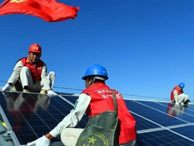 
　　9月4日，國網(wǎng)江蘇電力鹽城供電公司阜寧黨員突擊隊員到江蘇省碩集鎮(zhèn)雙橋村對屋頂光伏發(fā)電裝置進行巡檢，以個性化的服務推動惠利于民的扶貧工作高效實施。

　　國網(wǎng)江蘇省電力公司用黨費在蘇北阜寧、濱海兩縣各15個經(jīng)濟薄弱村建設(shè)光伏扶貧項目，當?shù)毓╇姽驹谇袑嵶龊迷擁椆ぷ鞯幕A(chǔ)上，通過實施“定時、定點、定人”的方式，“全過程、全時段、全方位”提供“保姆式”服務，保障光伏扶貧項目精準實施