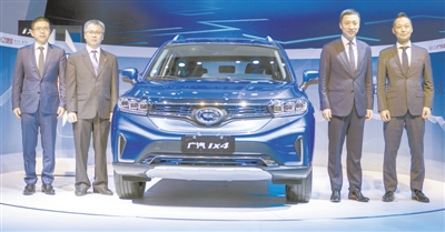 　　2018年成都車展上，廣汽豐田發(fā)布量產(chǎn)純電動車　　廣汽豐田純電動SUV廣汽ix4　　隨著新一輪世界科技和產(chǎn)業(yè)革命步伐明顯加快，綠色發(fā)展已經(jīng)成為時代主題，新能源汽車積分、企業(yè)平均油耗、排放標準成為步步逼近的硬指標，對汽車企業(yè)提出了更高的要求，越來越多的汽車企業(yè)加入到新能源市場的競爭之中。　　8月31日，廣汽豐田在成都車展發(fā)布量產(chǎn)純電動SUV廣汽ix4，推出領先版和豪華版兩款車型，補貼后售價為16.38萬元起