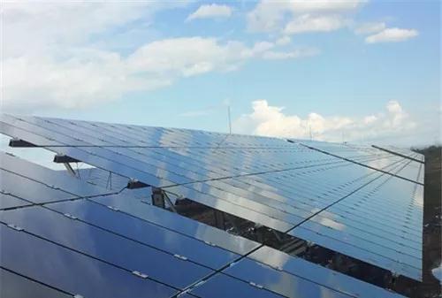 　　8月23日，漢能薄膜發(fā)電集團（0566.HK，以下簡稱漢能薄膜發(fā)電）發(fā)布2018年半年度業(yè)績盈利預(yù)告稱，在截至2018年6月30日的6個月內(nèi)，相比去年同期，公司收入大幅增長約6倍，盈利增長30倍。這些增長數(shù)字對于漢能來說意義重大，是漢能在薄膜太陽能技術(shù)上成功的表現(xiàn)，是市場對薄膜太陽能前景的認可，也是政策扶植薄膜太陽能的利好成果