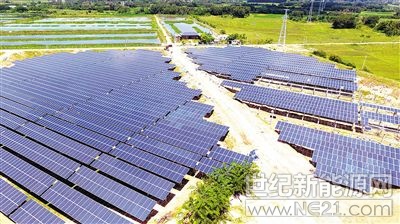  9月6日，定安县定城镇龙岭村，定安协鑫“渔光互补”光伏扶贫项目加快推进，工人正在铺设太阳能光伏发电板。



该项目占地面积约580亩，规划发电功率为30兆瓦