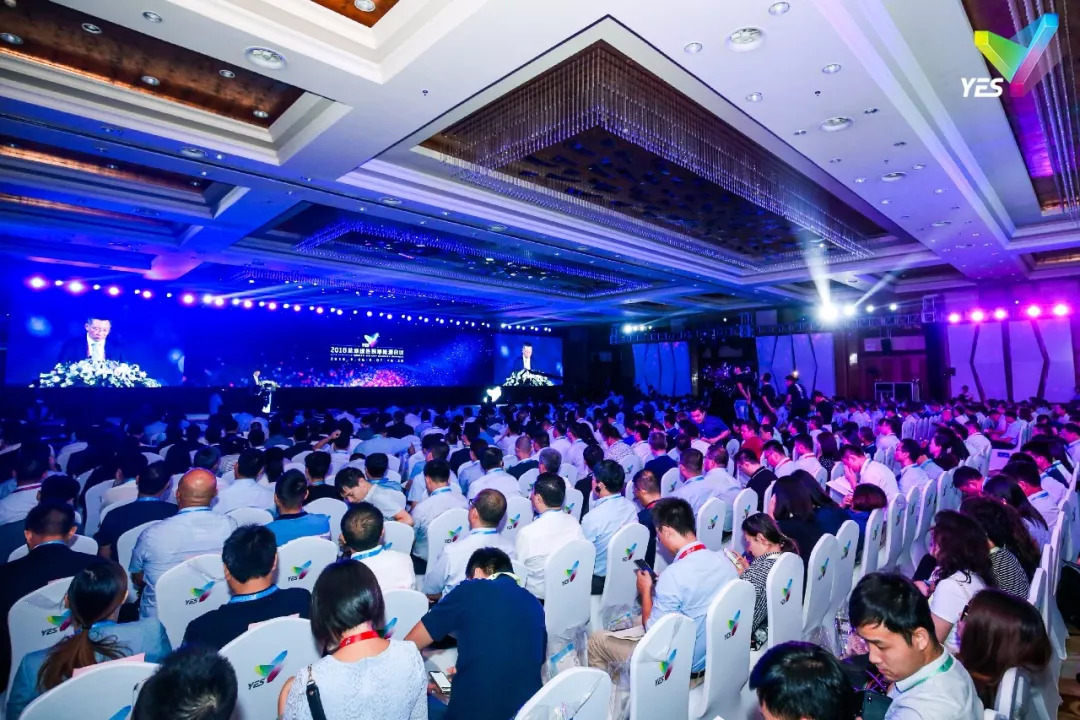 原標題：瞿曉鏵：8000億投資，337萬人就業(yè)的光伏產(chǎn)業(yè)，越戰(zhàn)越勇的底氣何來？            來源：阿特斯陽光電力 2018年9月6日-7日，由中國能源研究會指導(dǎo)，江蘇省發(fā)展和改革委員會和鹽城市人民政府聯(lián)合主辦，中國能源研究會可再生能源專業(yè)委員會協(xié)辦的“2018鹽城綠色智慧能源大會”，在江蘇省鹽城市舉辦。阿特斯陽光電力集團董事長、總裁兼首席執(zhí)行官瞿曉鏵博士受邀出席大會開幕式，并發(fā)表題為“光伏技術(shù)進步與能源技術(shù)革命”的主旨演講