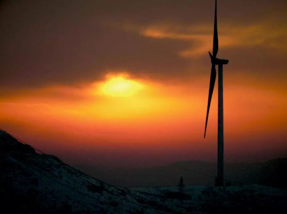 原標題：產(chǎn)經(jīng) | 可再生能源政策生變            可再生能源支持政策即將轉(zhuǎn)向，從電價補貼政策邁向“配額制+綠證”機制。 文│本刊記者 姚 堯 日前，國家能源局發(fā)布消息稱，盡管我國對可再生能源消納問題高度重視并取得了顯著成效，但從棄水、棄風、棄光的總量來看，規(guī)模超過200億千瓦時，總量仍達到某些國家近一年的用電量