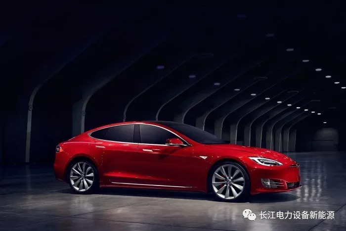 原標題：【長江電新】機會始于分歧，堅守景氣拐點——電新行業(yè)2018年度中期財報綜述             報告要點： 電動車：利潤繼續(xù)向上游轉(zhuǎn)移，中游加速集中拐點將至 終端需求高增長：上半年整車產(chǎn)量同比增長104%達37.6萬輛，高增長主因在于部分舊車型緩沖期搶裝，以及A0以上高性價比乘用車的產(chǎn)能爬坡。由于平均單車帶電量同比提升10Kwh達到41.5Kwh，上半年動力電池裝機15.6GWh，增速高達169%