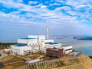 
	
                    
	【電纜網(wǎng)訊】9月4日上午，在福鼎生活垃圾焚燒發(fā)電項目現(xiàn)場看到，1臺吊車正在對拆卸下來的鐵皮進行吊運，工人師傅在對結(jié)構(gòu)層鋼筋進行施工，另一邊，主廠房煙氣間設(shè)備也正在安裝。項目經(jīng)理介紹，現(xiàn)在所有福鼎生活垃圾焚燒發(fā)電項目主體工程已經(jīng)全面完工，項目各項單體工程正按工期節(jié)點穩(wěn)步推進