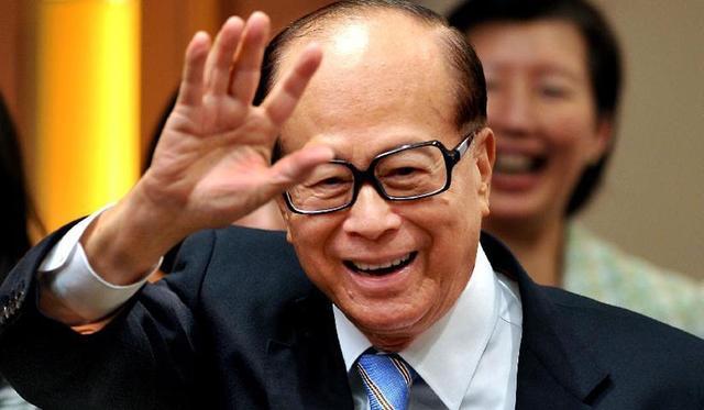 原標題：李嘉誠10年前花25億買2500畝地，今價值數(shù)百億，可惜半價也賣不出            李嘉誠是華人世界中最頂級的企業(yè)家，他的眼光無疑是歷史級別。李嘉誠有著無數(shù)成功的投資，比如說李嘉誠當年收購的赫斯基能源，當時花了30多億港幣，如今僅僅分紅就拿回了800多億港幣
