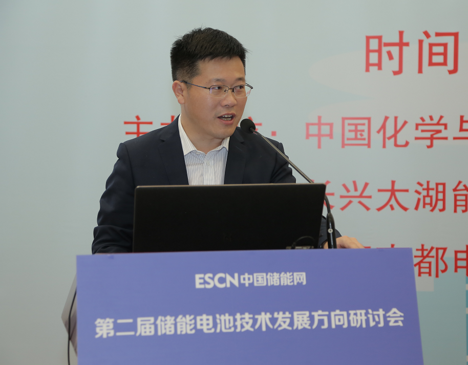 
	尊敬的劉英軍處長、楊東菁處長、江南副主任、各位專家、各位代表、大家上午好！ 


	首先非常感謝中國科學(xué)院電工所儲(chǔ)能技術(shù)研究組陳永翀教授及其團(tuán)隊(duì)對本次會(huì)議的大力支持，同時(shí)對各位領(lǐng)導(dǎo)、各位專家和各位代表犧牲周末時(shí)間來參加本次研討會(huì)表示感謝！


	 


	中國化學(xué)與物理電源行業(yè)協(xié)會(huì)儲(chǔ)能應(yīng)用分會(huì)秘書長：劉勇 


	業(yè)界已共識(shí)，儲(chǔ)能成為全球應(yīng)對氣候變化與推動(dòng)能源轉(zhuǎn)型的關(guān)鍵支撐技術(shù)，儲(chǔ)能作為寄予厚望的重要發(fā)展方向，歐美、日韓以及中國、澳洲都出臺(tái)相應(yīng)的激勵(lì)政策與項(xiàng)目規(guī)劃，項(xiàng)目從幾兆瓦、幾十兆瓦到百兆瓦級，應(yīng)