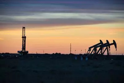 原標題：能源資訊|競標激增，二疊紀石油拍賣創(chuàng)下10億美元的拍賣紀錄            競標激增，二疊紀石油拍賣創(chuàng)下10億美元的拍賣紀錄  【彭博社9月7日報道】 近期聯(lián)邦政府的拍賣中，二疊紀盆地新墨西哥一側(cè)未經(jīng)勘探的頁巖資產(chǎn)的價格飆升至每英畝95001美元，創(chuàng)下北美最大油田的紀錄。 美國內(nèi)政部周四發(fā)布的聲明顯示，該州上一次是去年12月創(chuàng)下每英畝40001美元的紀錄