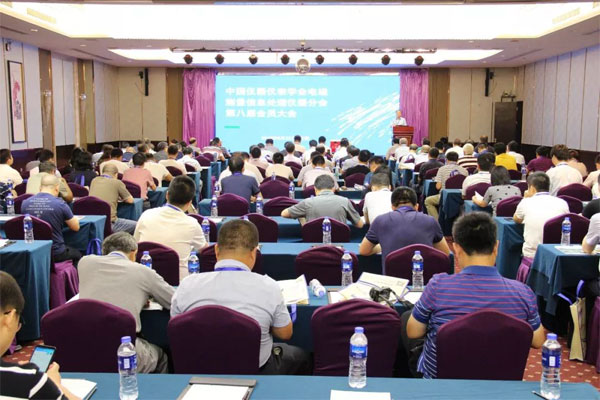 　　【中國儀表網(wǎng) 儀表會議】中國儀器儀表學(xué)會電磁測量信息處理儀器分會第八屆會員大會及換屆會議于2018年8月21-23日在江蘇無錫召開，同期召開第九屆電磁測量與儀表學(xué)術(shù)發(fā)展方向主題研討會以及《電測與儀表》雜志編委會議。來自各會員單位、科研院所、企業(yè)、電力用戶、計量檢測等相關(guān)單位的137位代表參加會議