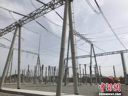 　　第一師阿拉爾市的220千伏變電站。 耿丹丹 攝　　中新網(wǎng)新疆阿拉爾9月8日電(耿丹丹 李易峰)8日，在位于新疆生產(chǎn)建設(shè)兵團(tuán)第一師阿拉爾市的220千伏變電站三期擴(kuò)建工程所在地，投入運(yùn)行僅一周的三期擴(kuò)建工程各項(xiàng)參數(shù)正常